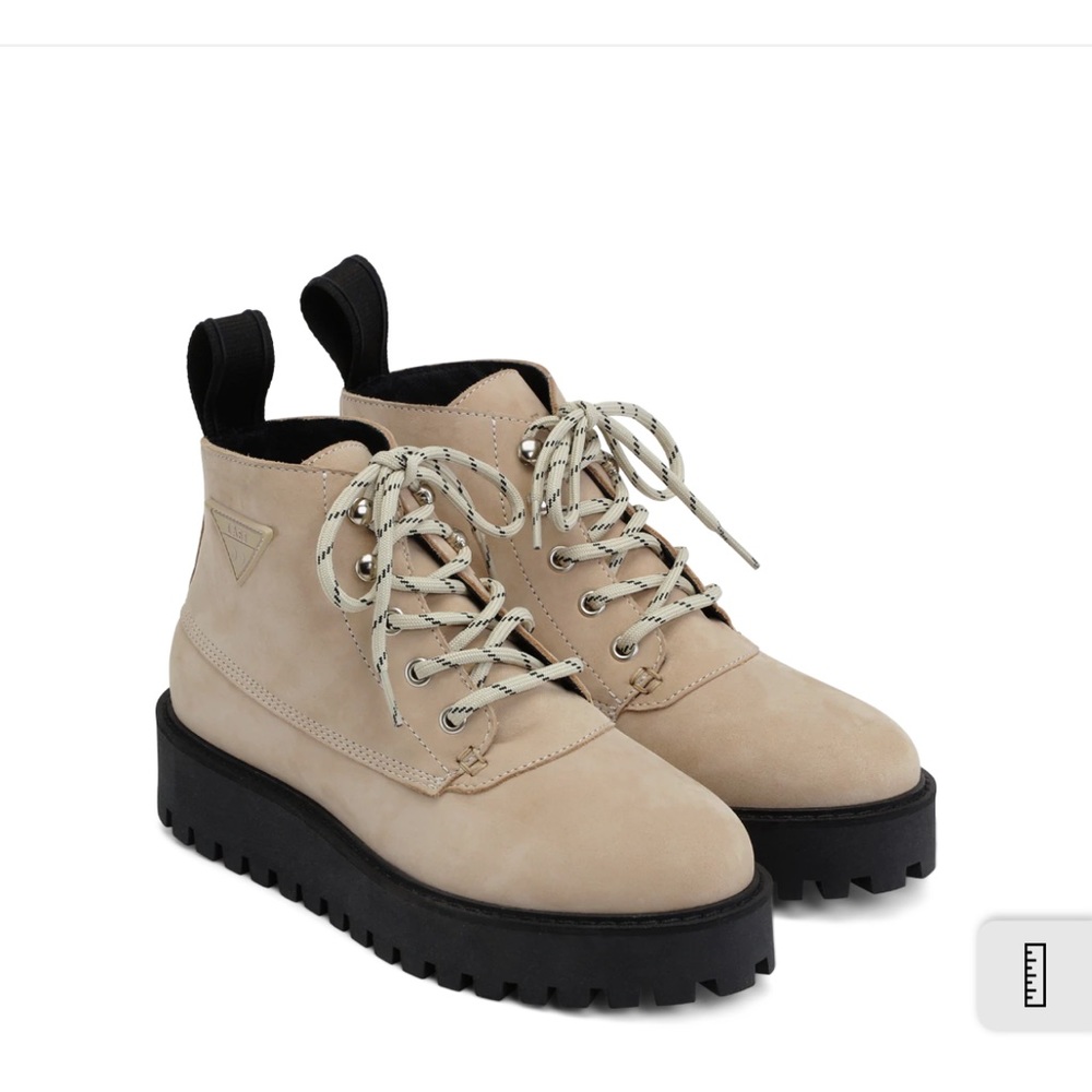 LÄST ✨NWT✨ Boots